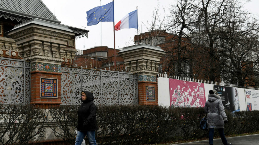 Rusia expulzează 34 de diplomaţi francezi de la ambasada din Moscova