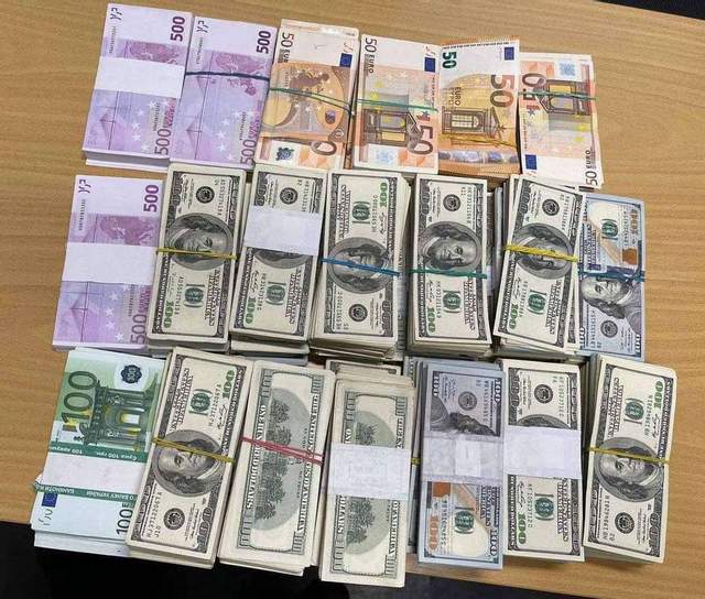 Doi ucraineni au încercat să scoată din ţară 700.000 de dolari și 250.000 de euro nedeclarați