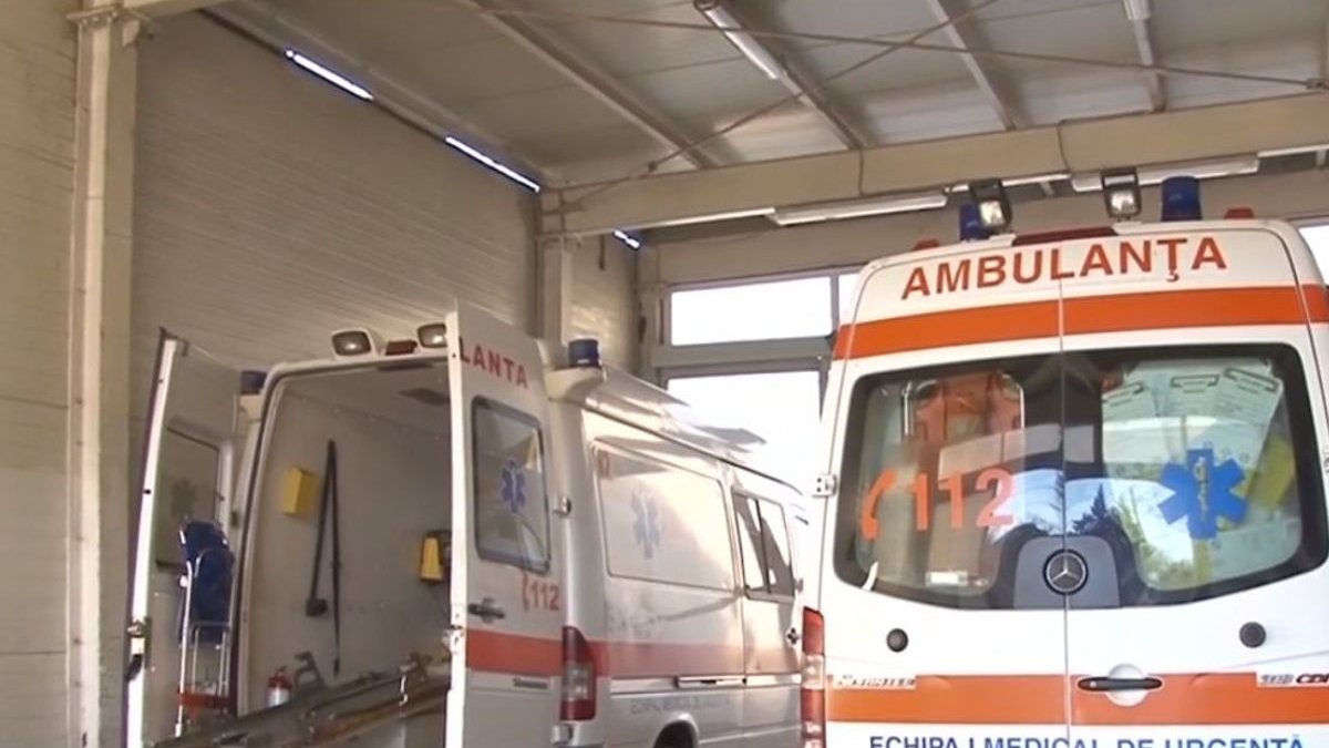 Bărbat mort pe stradă, lângă spital. Paznicul nu ar fi alertat cadrele medicale