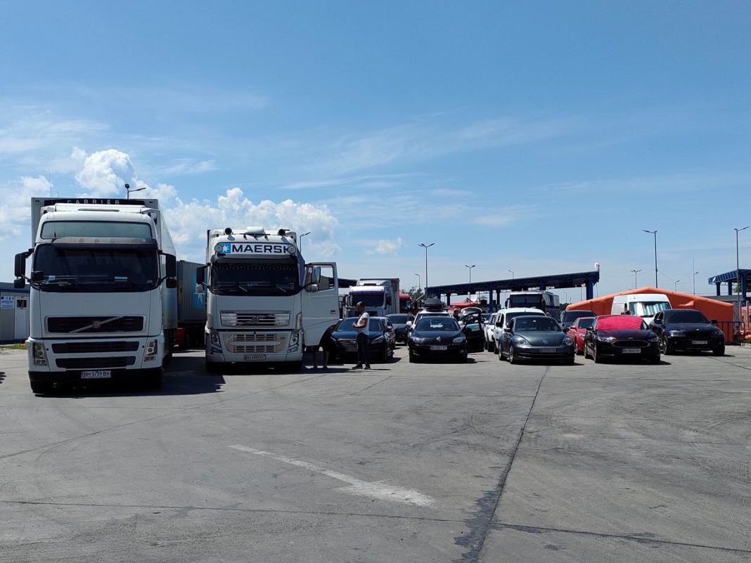 Peste 100 de camioane stau blocate în vama Isaccea