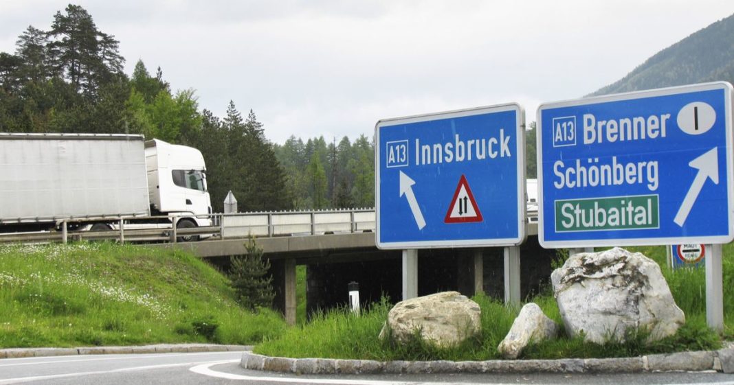 O şoferiţă româncă de TIR şi-a pierdut remorca în Austria
