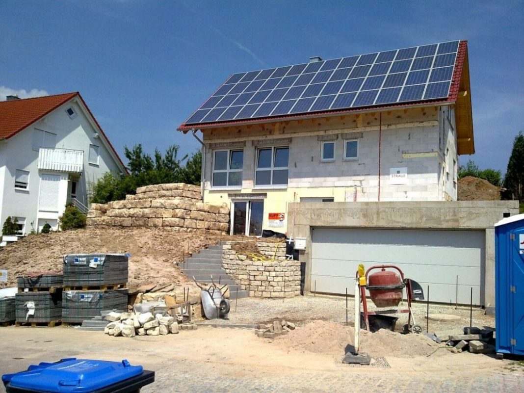 Proiect finanțat de guvern: Fermierii vor putea instala Panouri solare pe acoperişurile fermelor