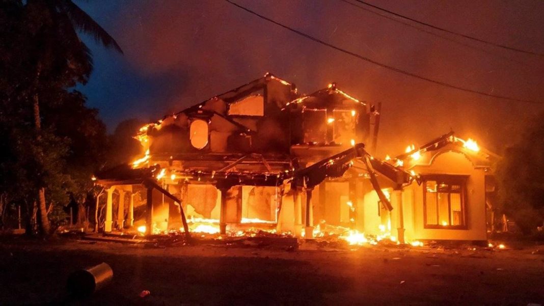 Casele a zeci de politicieni din Sri Lanka, incendiate de protestatari furioşi