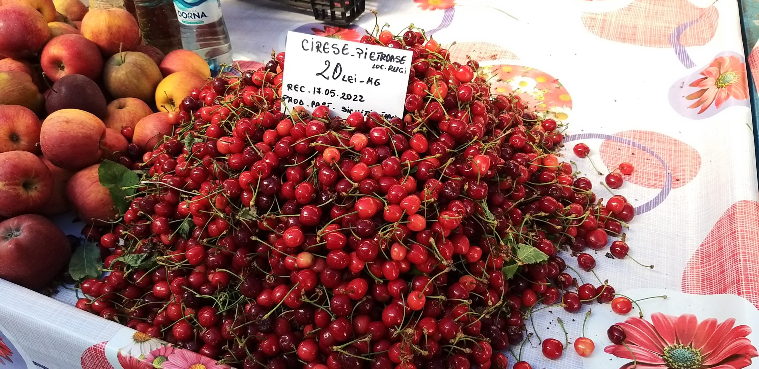 Cireșele au ajuns pe tarabe, dar nu sunt cumpărate