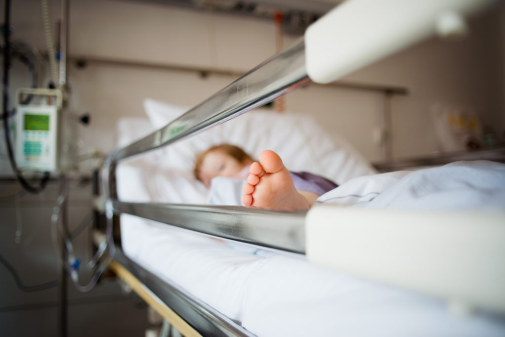 Copil de doi ani, accidentat după ce a plecat singur pe stradă