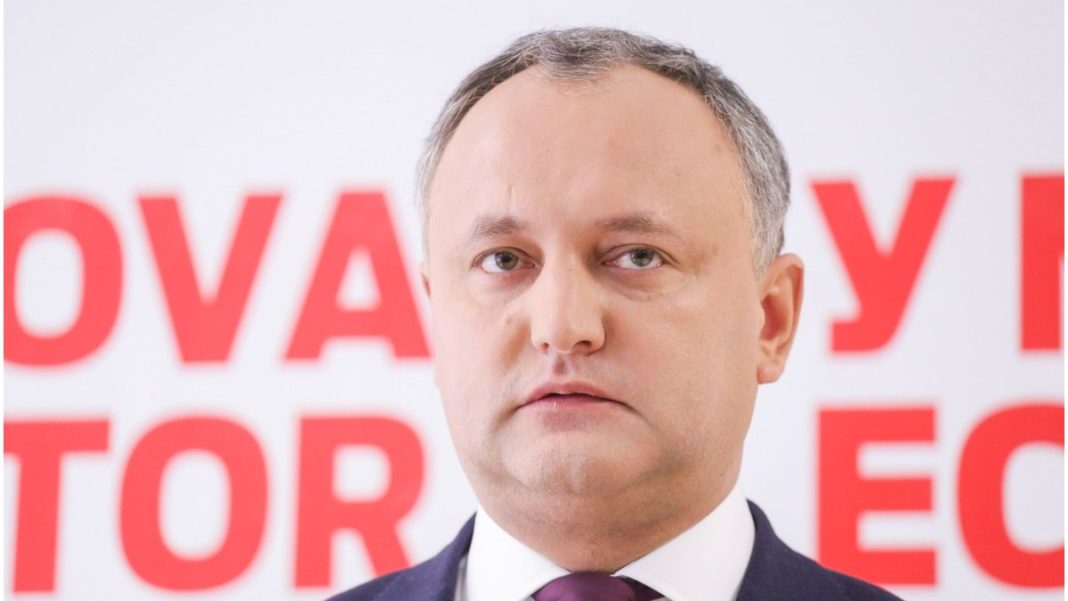 Cumnatul lui Igor Dodon, prins de procurori când mânca un document probă din dosar Cumnatul lui Igor Dodon, prins de procurori când mânca un document probă din dosar