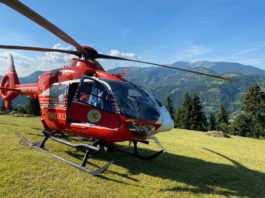 În sprijin a fost chemat un elicopter SMURD, care l-a preluat pe adolescent pentru a-l transfera către o clinică de specialitate din Târgu-Mureş