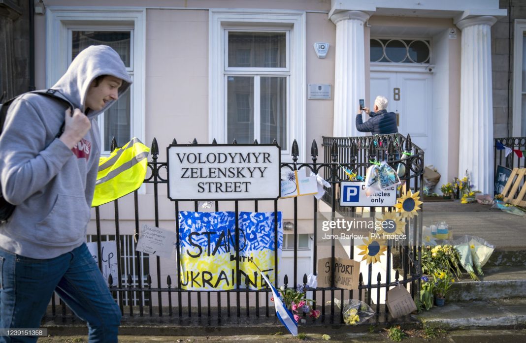 Windsor Street din Edinburgh, unde este consulatul Ucrainei, a fost redenumită neoficial 'Volodimir Zelensky (Photo; Jane Barlow/PA Images via Getty Images)