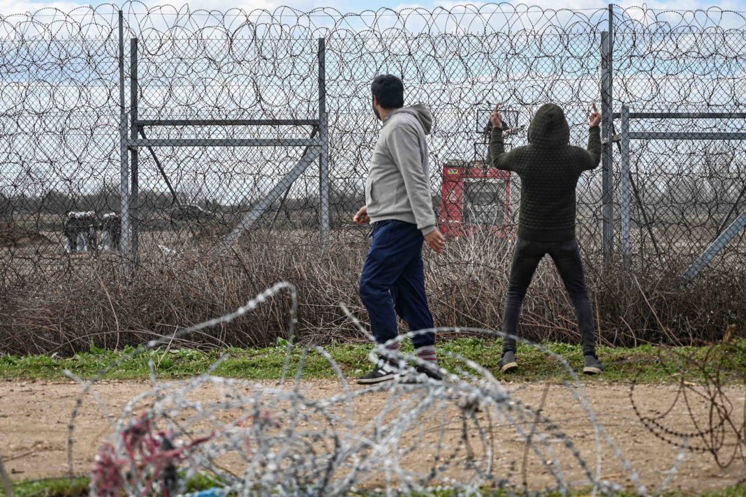 Grecia lungeşte cu 80 km gardul de la graniţa cu Turcia ca să oprească migranţii