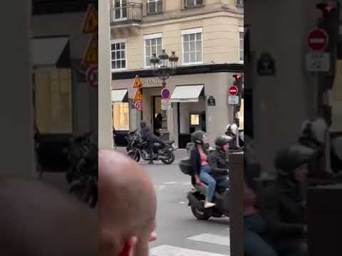 (Video) Un magazin Chanel din Paris a fost jefuit în plină zi