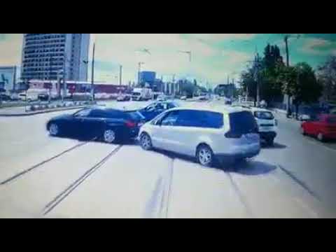 (VIDEO) Un tramvai din Capitală a intrat în mai multe maşini care aşteptau la semafor