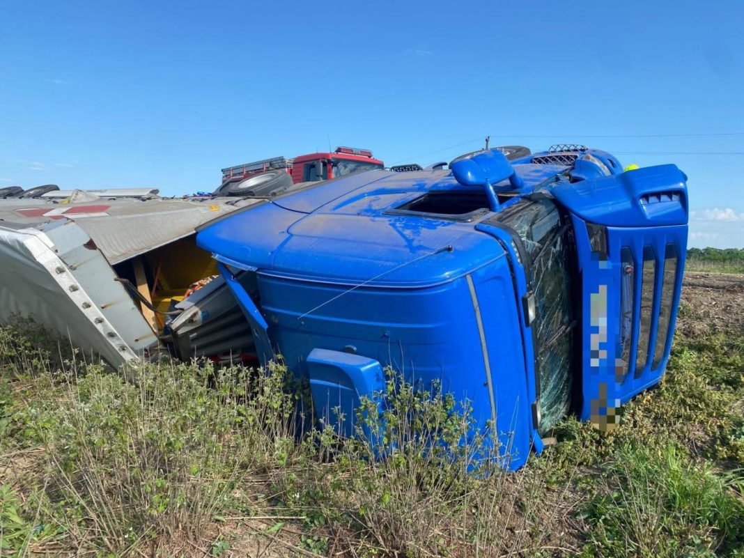 Doi răniţi, după ce un TIR s-a răsturnat pe un câmp