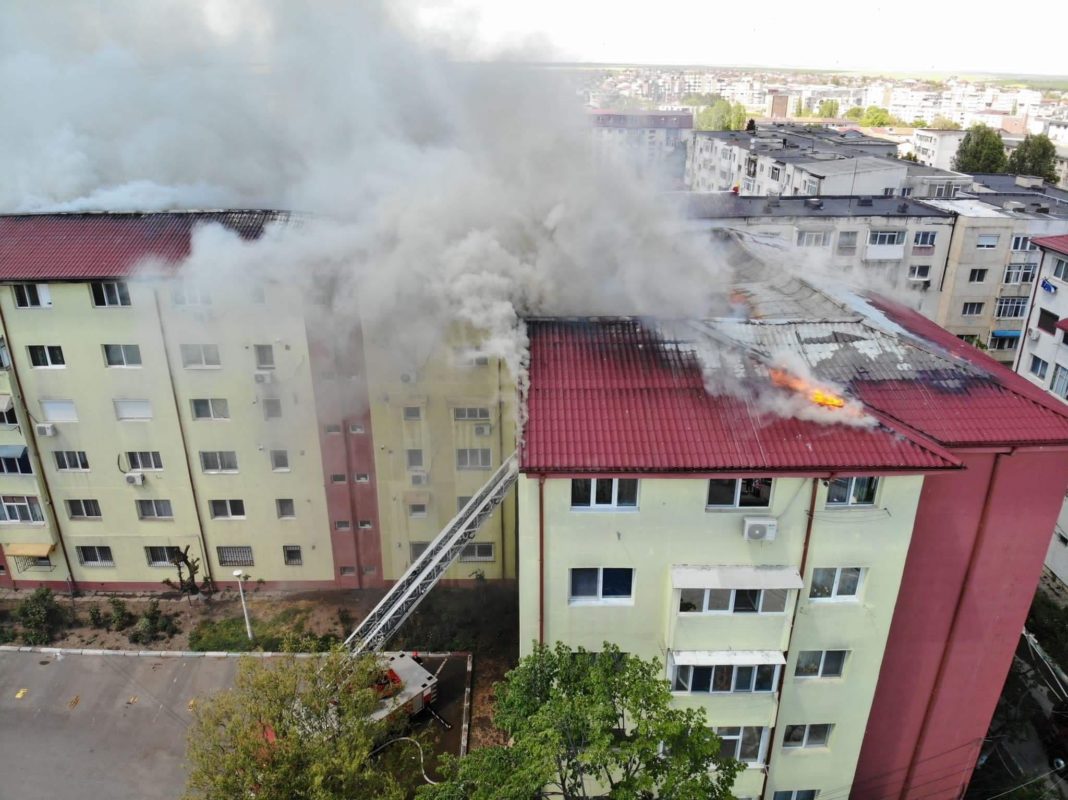 32 de apartamente, afectate de flăcări şi de apa folosită la stingerea incendiului la un bloc din Năvodari