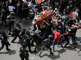 Oamenii care purtau coșciugul jurnalistei ucise în Cisiordania, loviți de polițiștii israelieni