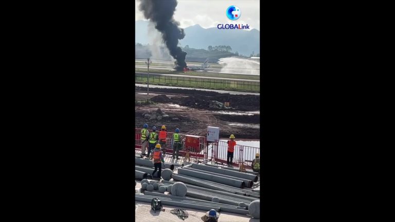 (VIDEO) Un avion a luat foc la decolarea de pe pistă