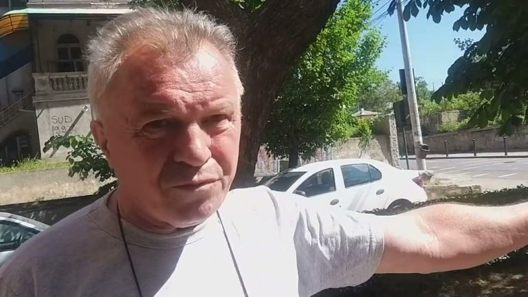 Groapă de gunoi în locul spaţiului verde