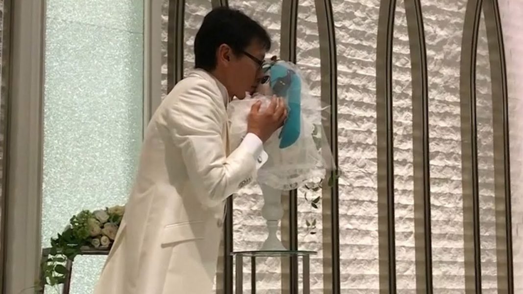 Japonezul căsătorit cu o hologramă are probleme  Japonezul căsătorit cu o hologramă are probleme