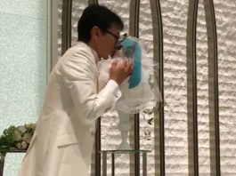  Japonezul căsătorit cu o hologramă are probleme