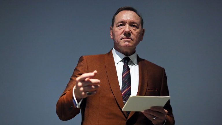 (VIDEO) Kevin Spacey, pus sub acuzare în 4 cazuri de agresiune sexuală
