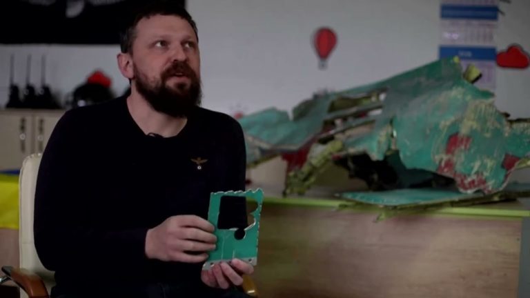 (VIDEO) Brelocuri făcute din epava unui avion rusesc, vândute de un afacerist din Ucraina