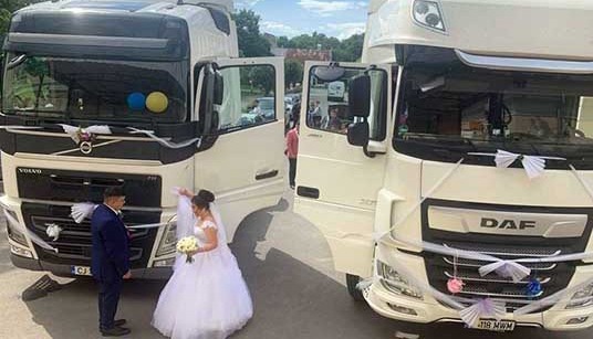 Doi miri, şoferi de meserie, au venit la nuntă cu TIR-urile