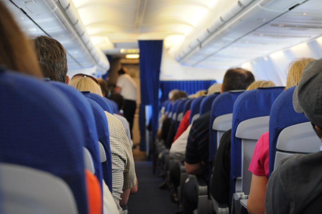O femeie a cerut despăgubiri pentru că un om a murit lângă ea în avion