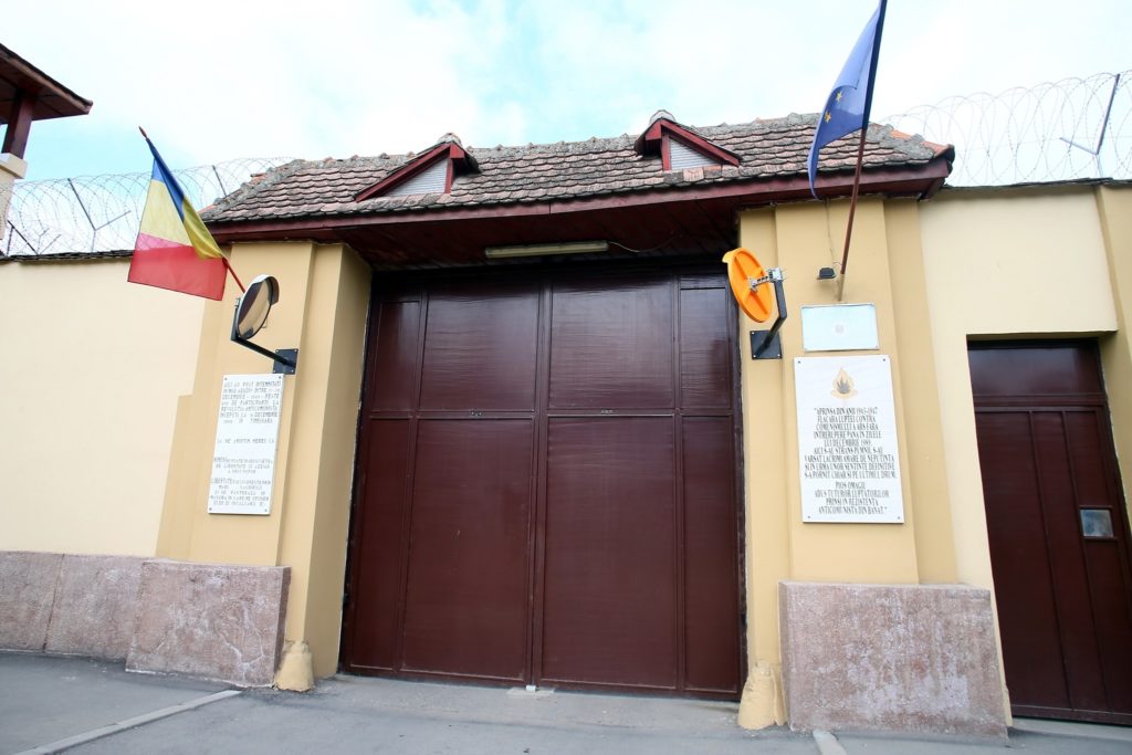 Doi bărbaţi urmăriţi naţional, depistaţi în Mehedinţi