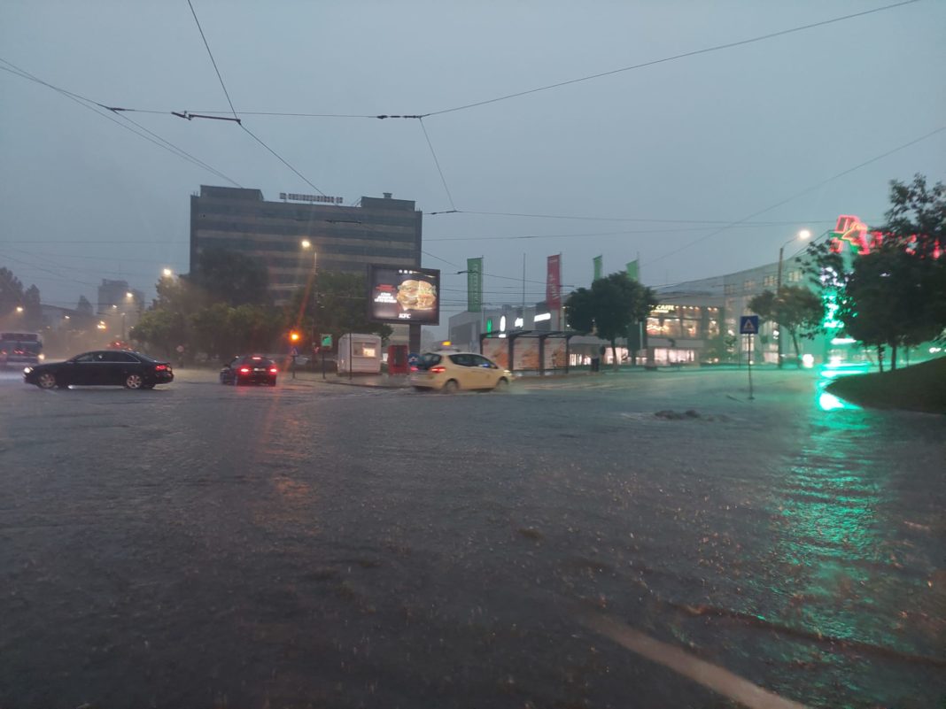 Este potop în Bănie! Ploaia torențială a făcut impracticabile străzile din Craiova
