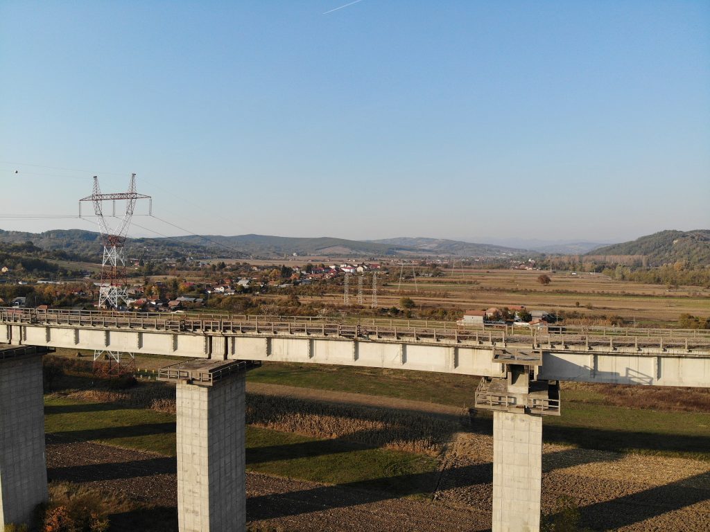 Se execută lucrări de consolidare a podului situat pe DN 7, în zona km 157+016, peste râul Topolog