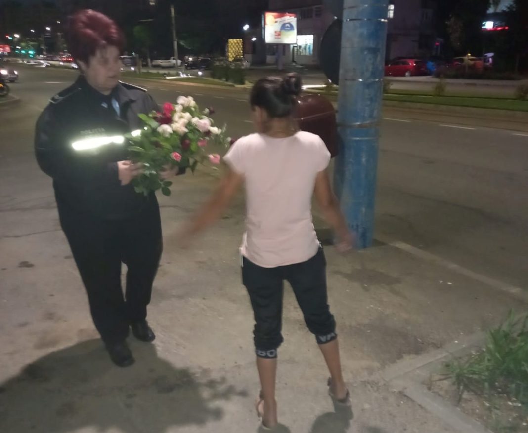 O tânără din Malu Mare a fost amendată pentru că a rupt mai mulți trandafiri din rondurile amenajate pe strada Calea București
