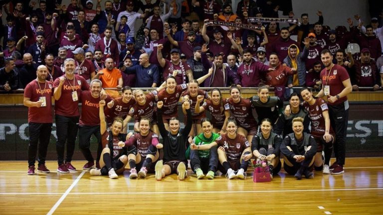 Rapid este noua campioană a României! Handbalistele au petrecut cu fanii