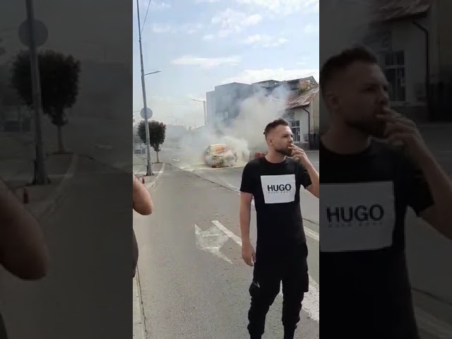 (Video) O mașină a luat foc la o trecere de pietoni din Târgu Jiu