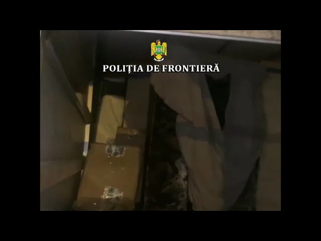 (VIDEO) 27 de migranţi ascunşi în două TIR-uri, încărcate cu mobilă şi paleți, la frontieră