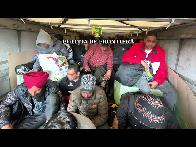 (VIDEO) 59 de migranţi, depistați în două TIR-uri, încărcate cu frigidere şi diverse bunuri