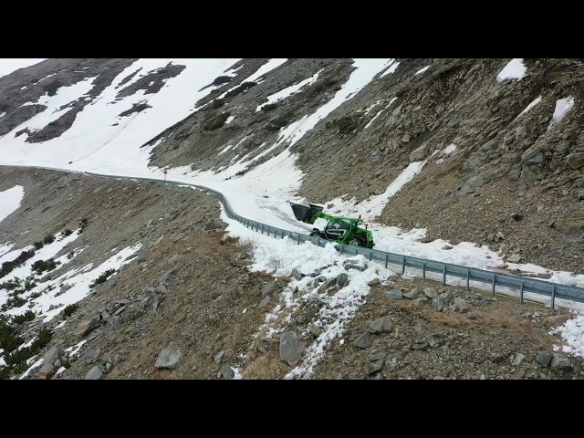 (VIDEO) Drumarii au ajuns la zăpada de 1,5 metri pe Transalpina