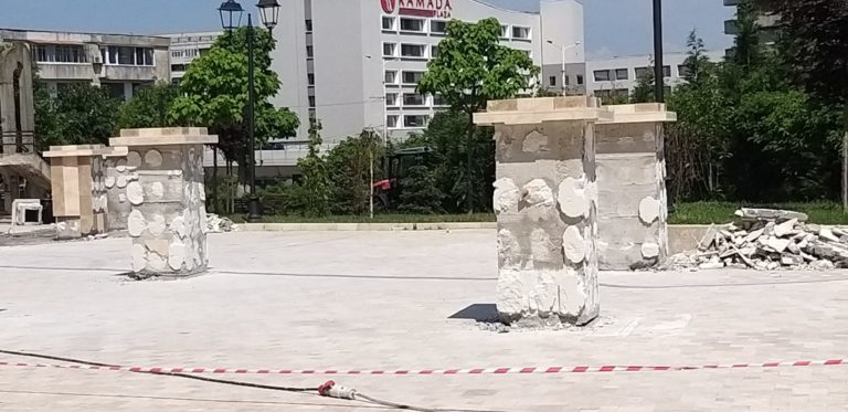 Soclurile din apropierea Parcării subterane, demolate