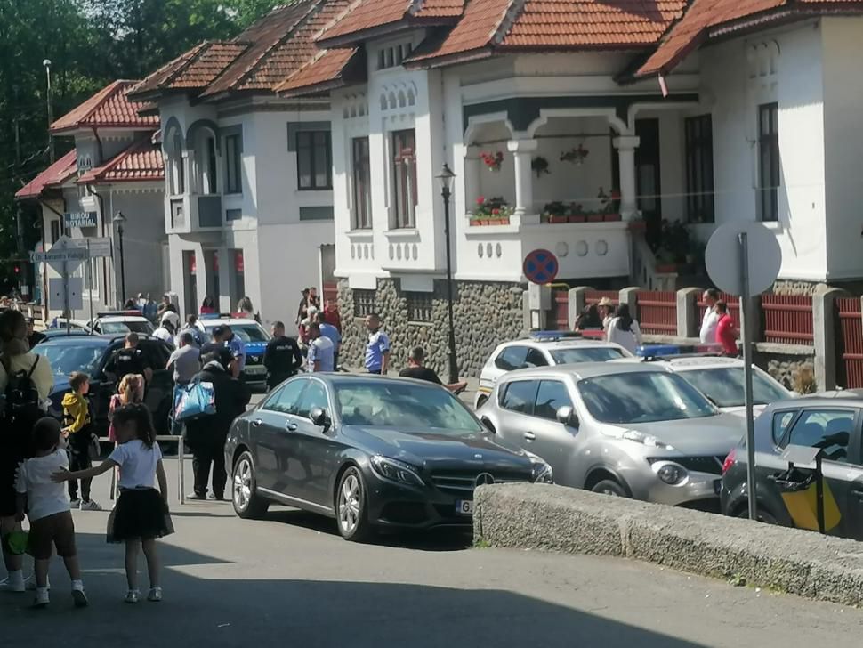 Patru echipaje de poliție au calmat un șofer depistat cu asigurarea expirată