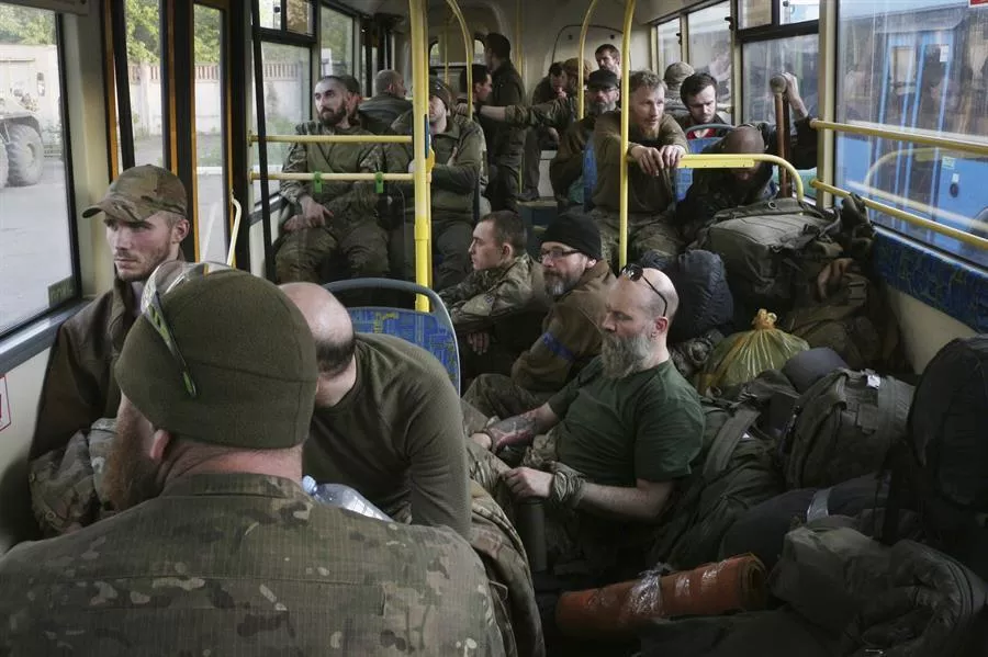 959 de soldați ucraineni din combinatul Azovstal s-au predat în două zile
