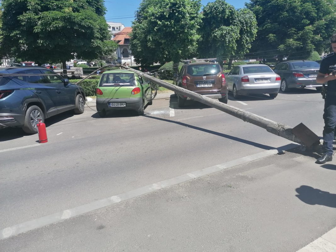 Un stâlp de electricitate s-a prăbușit în urmă cu puțin timp peste o mașină, în municipiul Târgu Jiu. Vehiculul este parcat pe strada Siret, lângă Parcul 