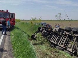 Un şofer ungur a murit după ce s-a răsturnat cu TIR-ul în judeţul Arad