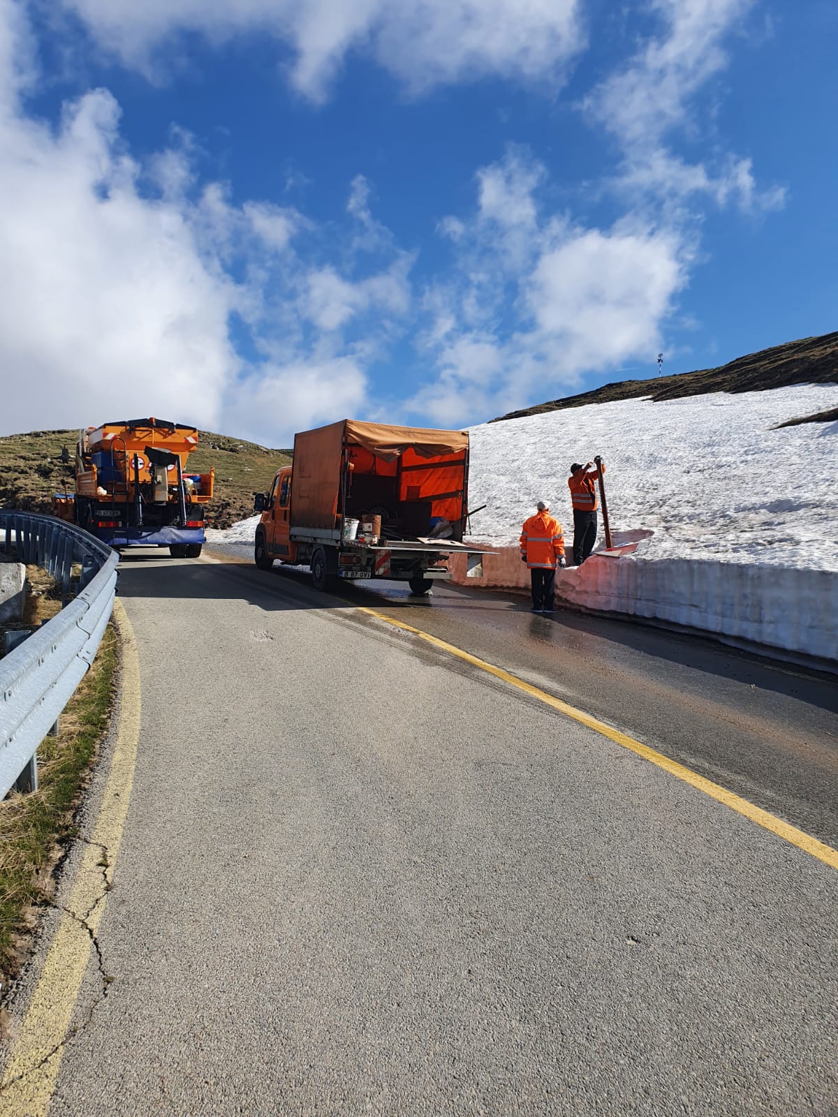 Drumarii vor să redeschidă Transalpina pe 1 iunie