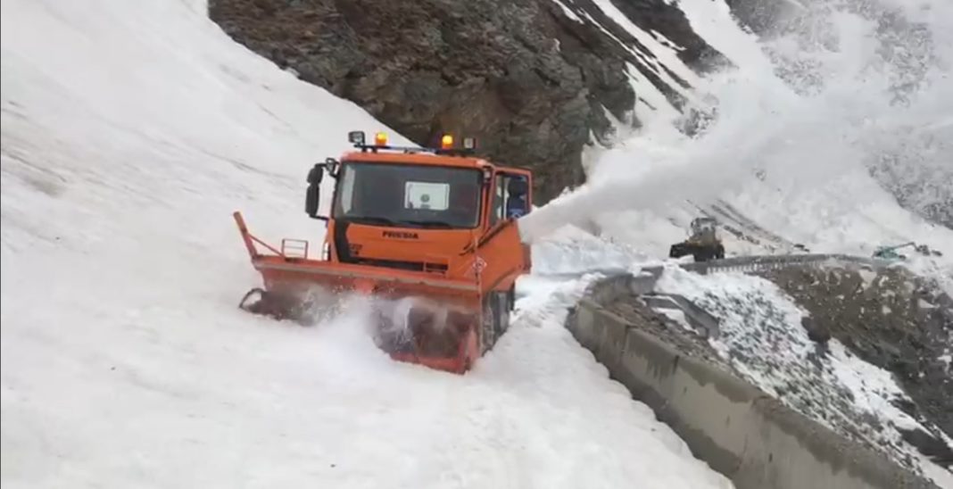 Utilajele se află încă în zonele în care pe șosea sunt bucăți de stâncă