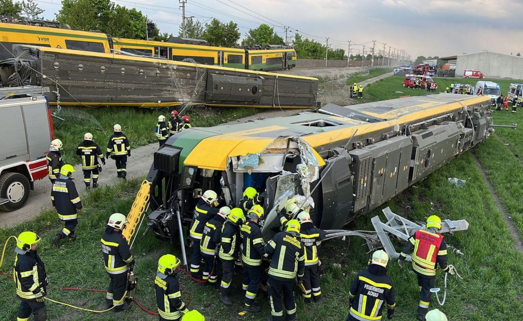 Un mort și 12 răniți, după ce un tren a deraiat lângă Viena