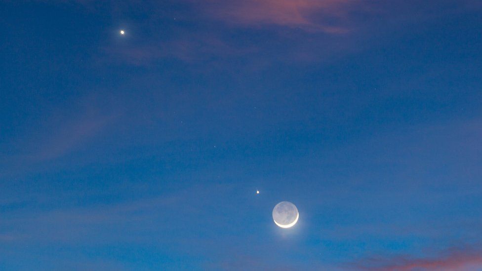 Dacă cerul este senin, se pot vedea cu ochiul liber Mercur, Venus, Marte, Jupiter şi Saturn strălucind înainte de zori