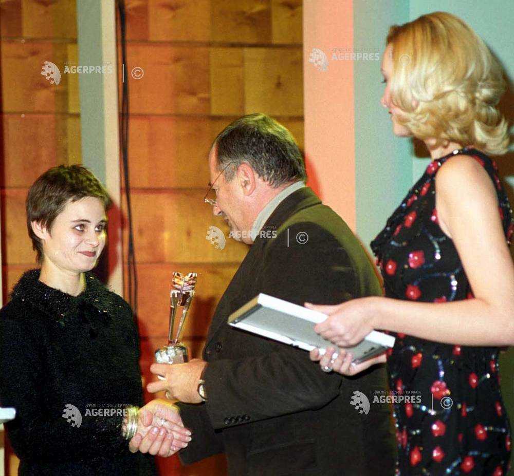 Gala premiilor Clubului Român de Presă, ediția a IV- a. În imagine: Sorin Roșca Stănescu și Gabriela Elena Vlăsceanu (stg) (AGERPRES), câștigătoarea la secțiunea presă scrisă