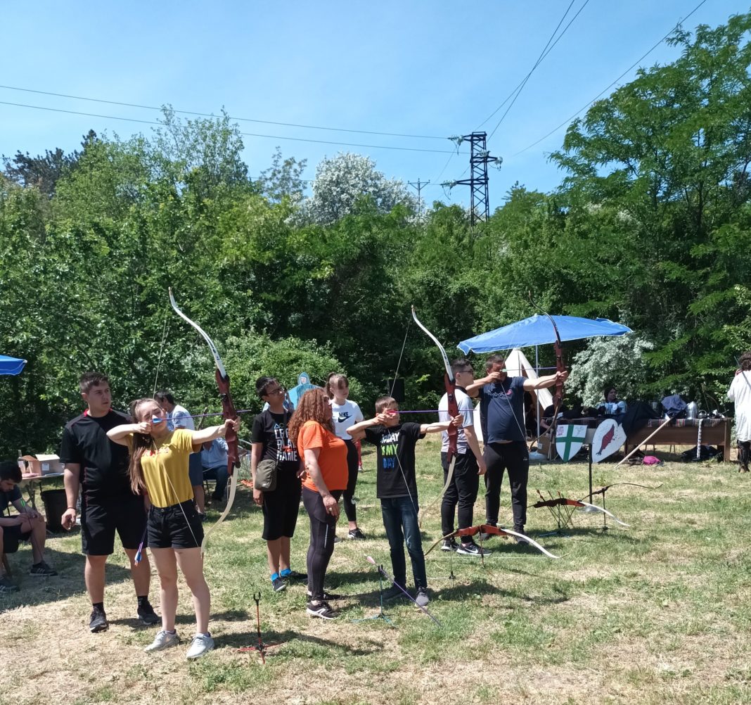 20220521_121946 Cetatea medievală, cunoscută sub numele de Kamaka (Piatra), este situată la 1 km vest de centrul orașului