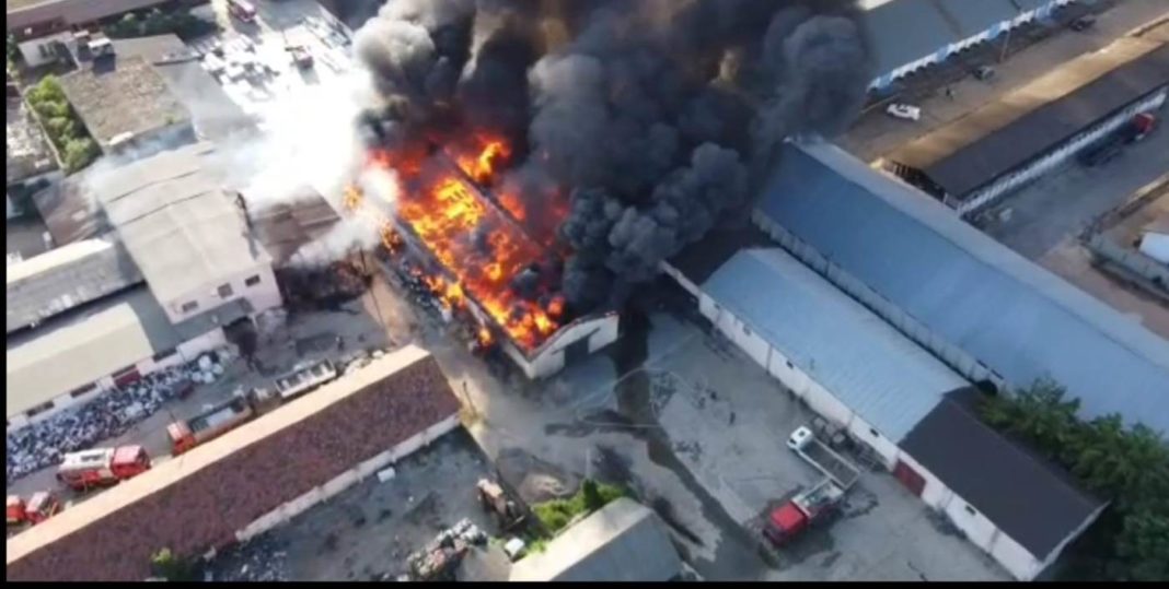 Incendiu violent într-o zonă industrială din Buzău