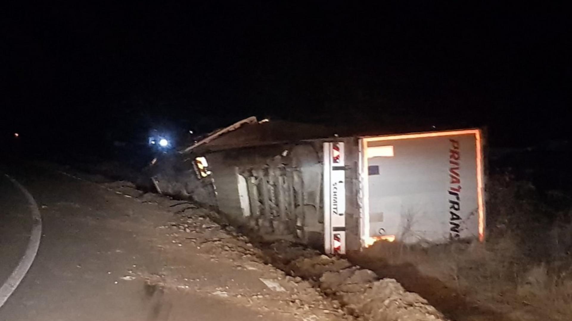 Șoferul tir-ului a pierdut controlul volanului din cauza vitezei și s-a răsturnat