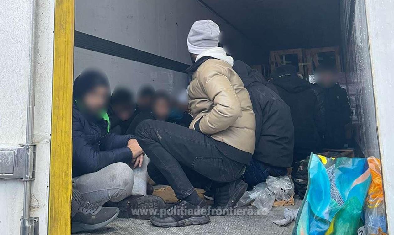 31 de migranţi, ascunşi într-un TIR verificat la frontiera cu Ungaria