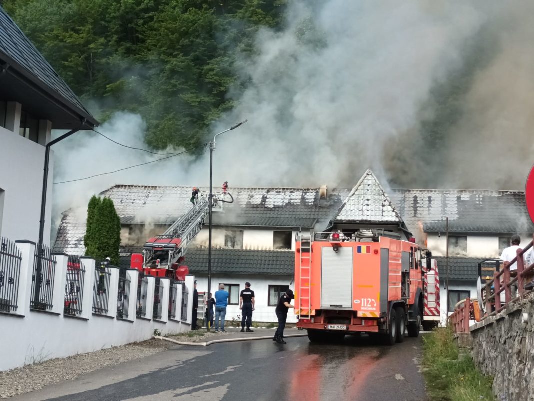 Incendiul se manifestă la acoperiș și la mansarda motelului (Foto: www.stiri-neamt.ro)